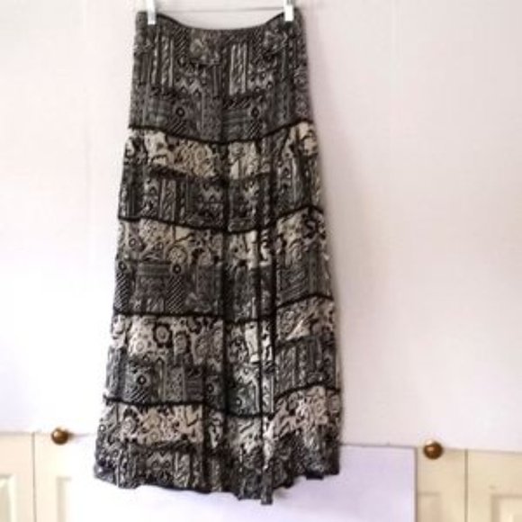 Dress Barn Women's Allover Floral Print Flare Skirt - Size (14/16) - Black/White - Picture 2 of 3